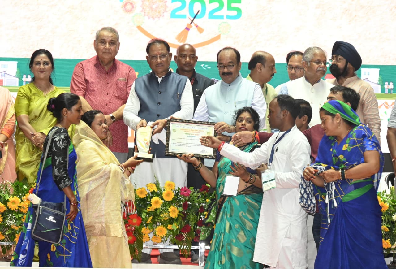 CM विष्णु देव साय ने पखारे सफाई दीदियों के पैर – जानिए क्यों मिला छत्तीसगढ़ को स्वच्छता में देशभर में सम्मान!