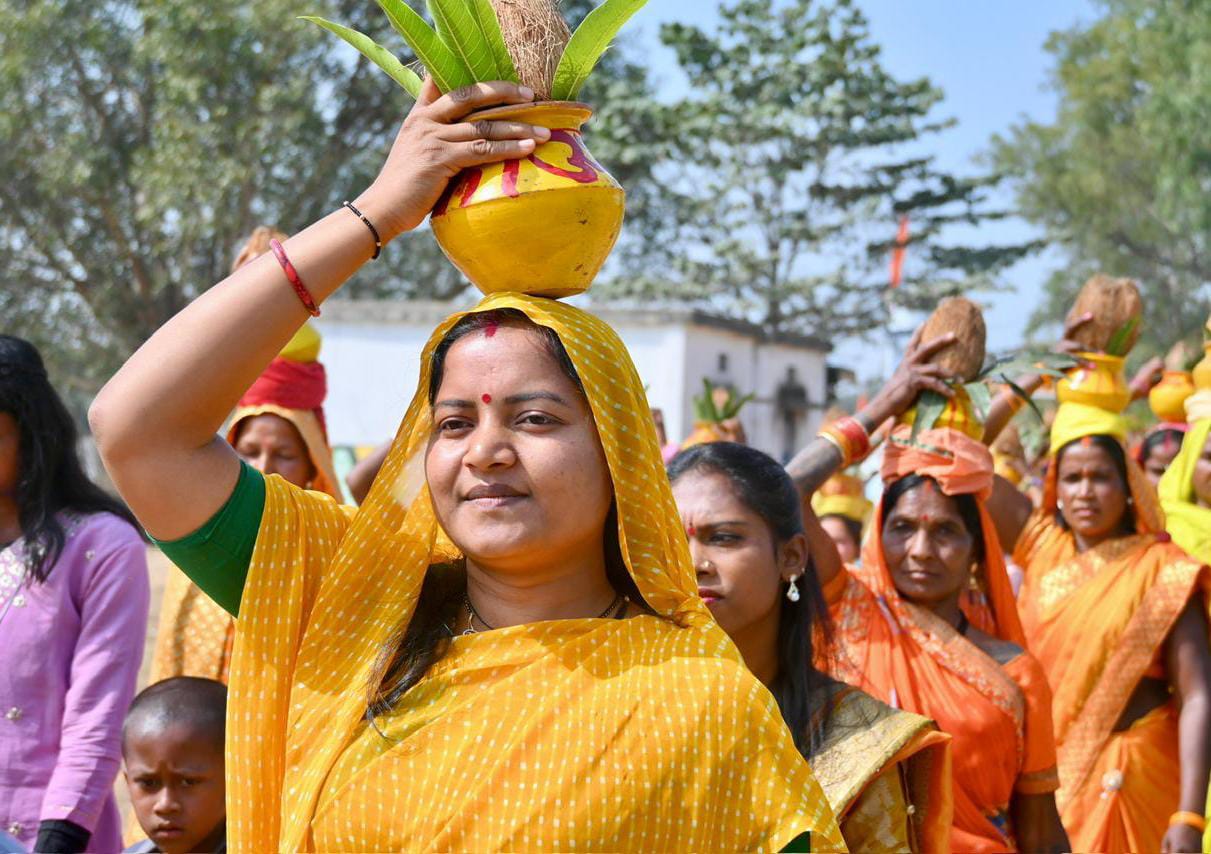 गृह ग्राम बीरपुर में मंत्री लक्ष्मी राजवाड़े ने किया शिव मंदिर का प्राण-प्रतिष्ठा, निकली भव्य कलश यात्रा