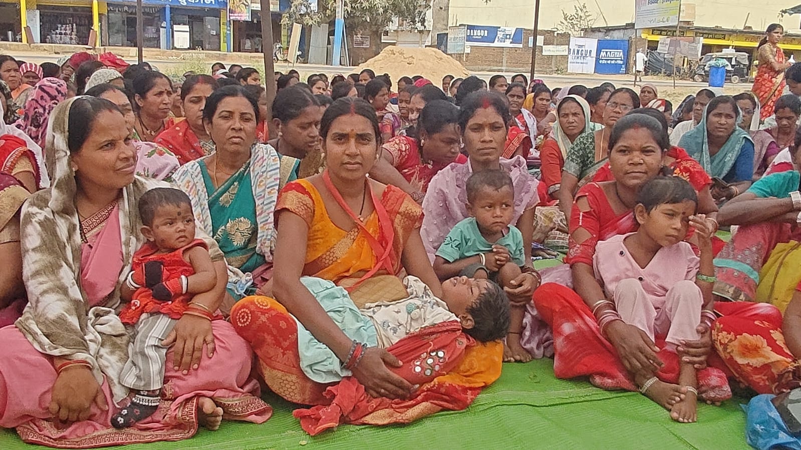 भीषण गर्मी में गोद में बच्चों के साथ सड़कों पर उतरीं आंगनबाड़ी महिलाएं