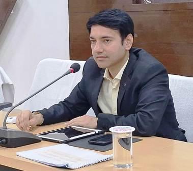 जगदलपुर में योजनाओं की रफ्तार पर कलेक्टर आकाश छिकारा सख्त, मॉडल हितग्राही बनाने के निर्देश