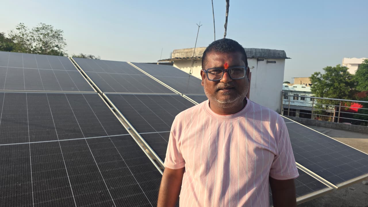 छत पर सोलर, बिल हुआ जीरो: सरगुजा के संतोष सरकार बने मिसाल