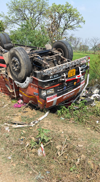 महासमुंद में दर्दनाक हादसा: अंगूर से भरा ट्रक पलटा, चालक की मौत