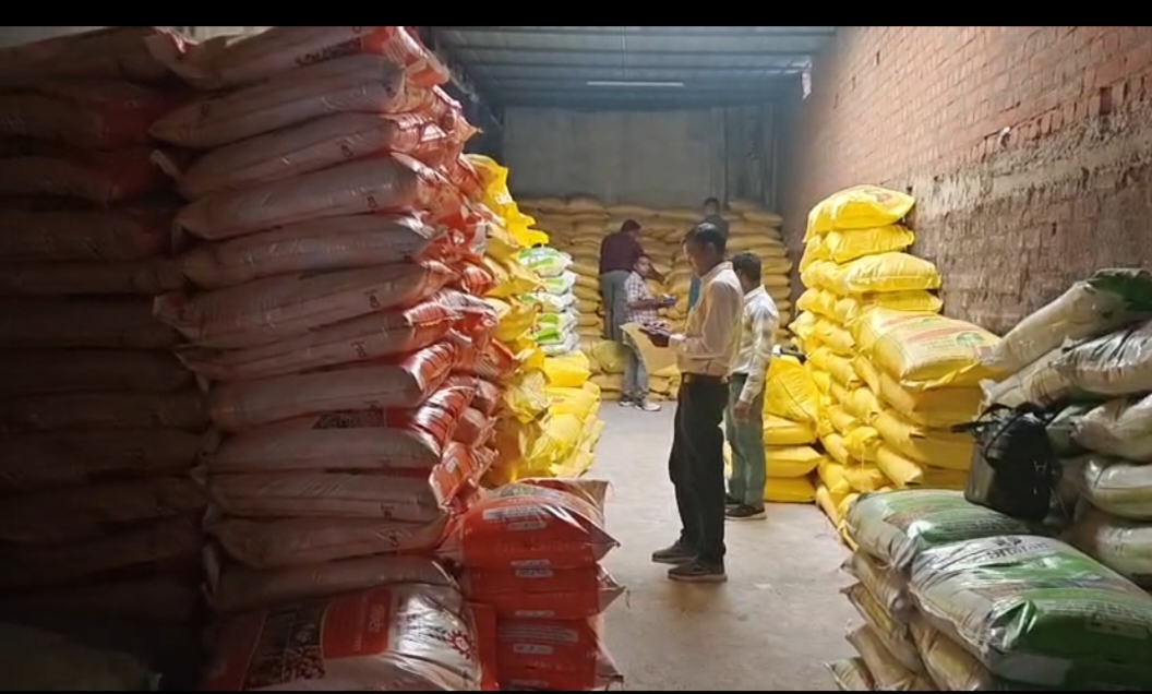 खाद की कालाबाजारी पकड़ने किसान के रिश्तेदार बनकर पहुंचे अधिकारी, मचा हड़कंप