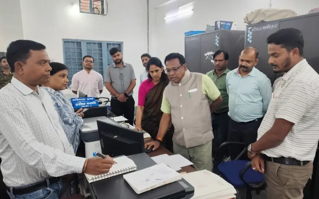 सरगुजा कमिश्नर का एमसीबी कलेक्ट्रेट में आकस्मिक निरीक्षण, अधिकारियों को दिए सख्त निर्देश