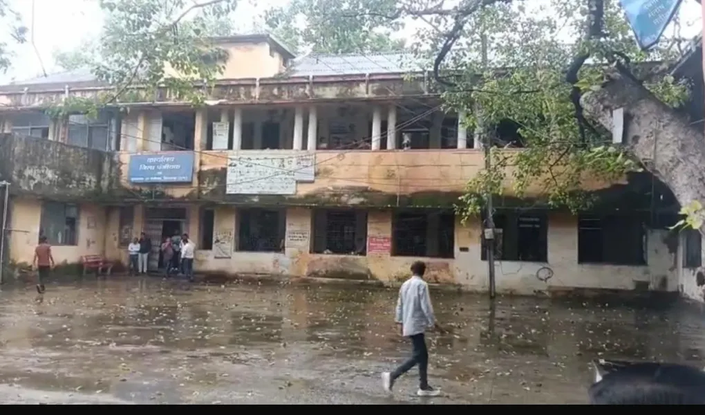 Chhattisgarh: कम्पोजिट भवनों की बदहाल व्यवस्था पर कर्मचारियों का आक्रोश, कलेक्टर से मूलभूत सुविधाएं उपलब्ध कराने की मांग