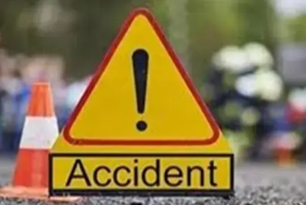 CG Accident: अनियंत्रित होकर पलटी यात्री बस, मची चीख-पुकार; कई यात्री घायल