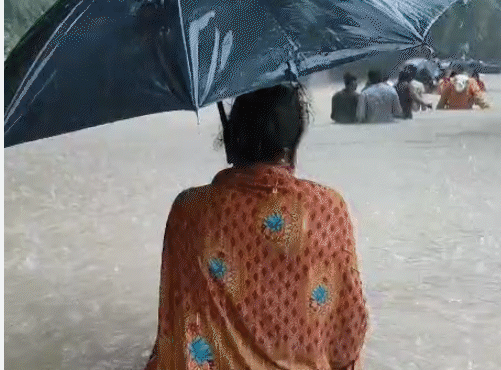 बिजली गिरने से महिला की मौत, कई जिलों में बाढ़ जैसे हालात; भारी बारिश के बीच प्रशासन ने जारी किया अलर्ट