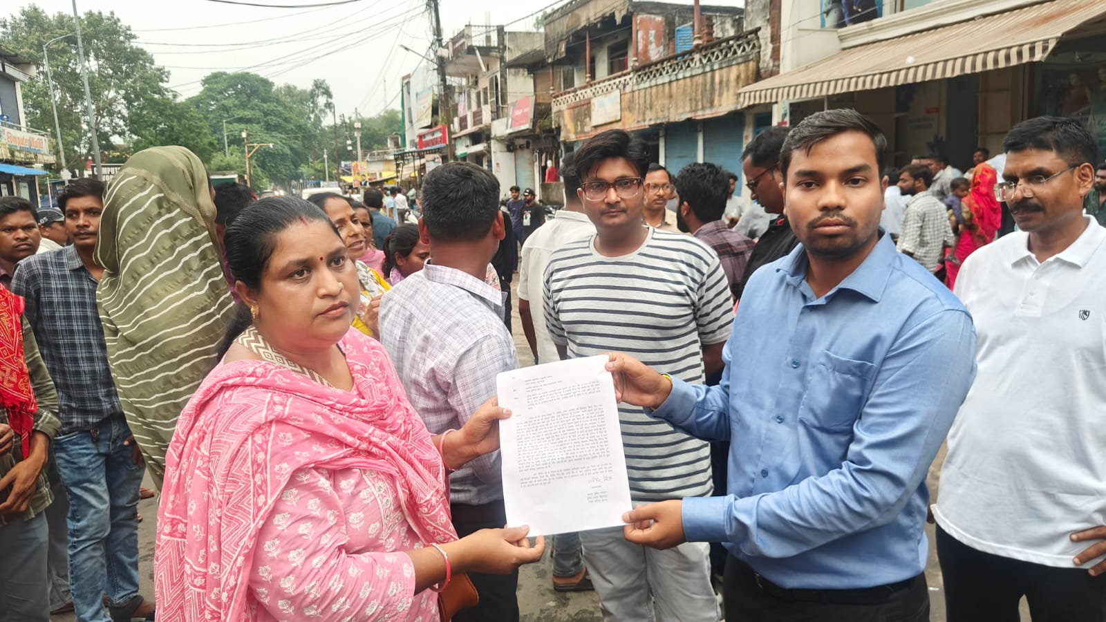 बैकुंठपुर छात्रा आत्महत्या मामले में उग्र प्रदर्शन, आरोपियों को फांसी और मार्ट पर बुलडोजर कार्रवाई की मांग