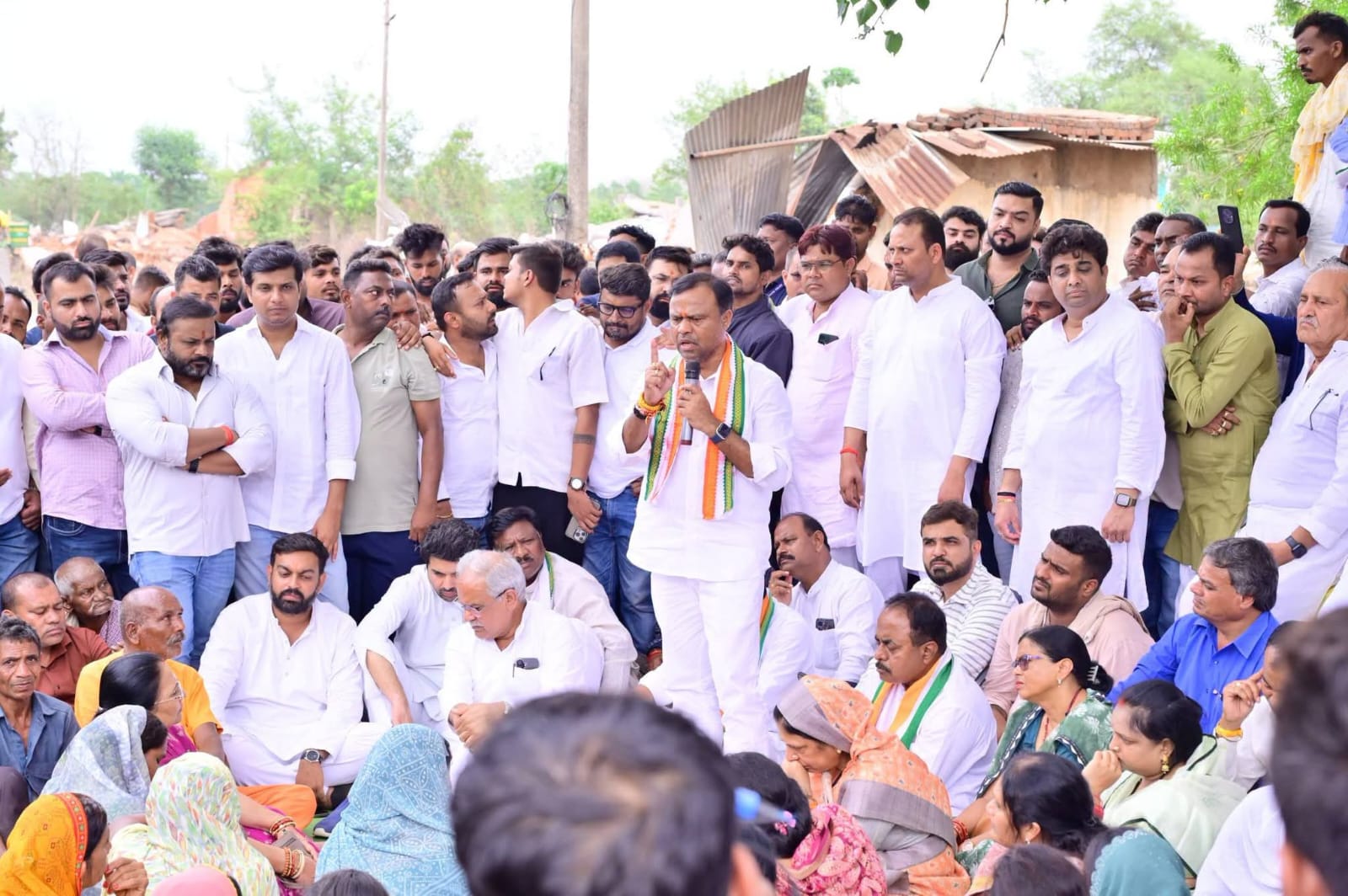CG Vidhansabha: नकटी बुलडोजर कार्रवाई पर विधानसभा में हंगामा, स्थगन प्रस्ताव खारिज होते ही गर्भगृह में उतरा विपक्ष