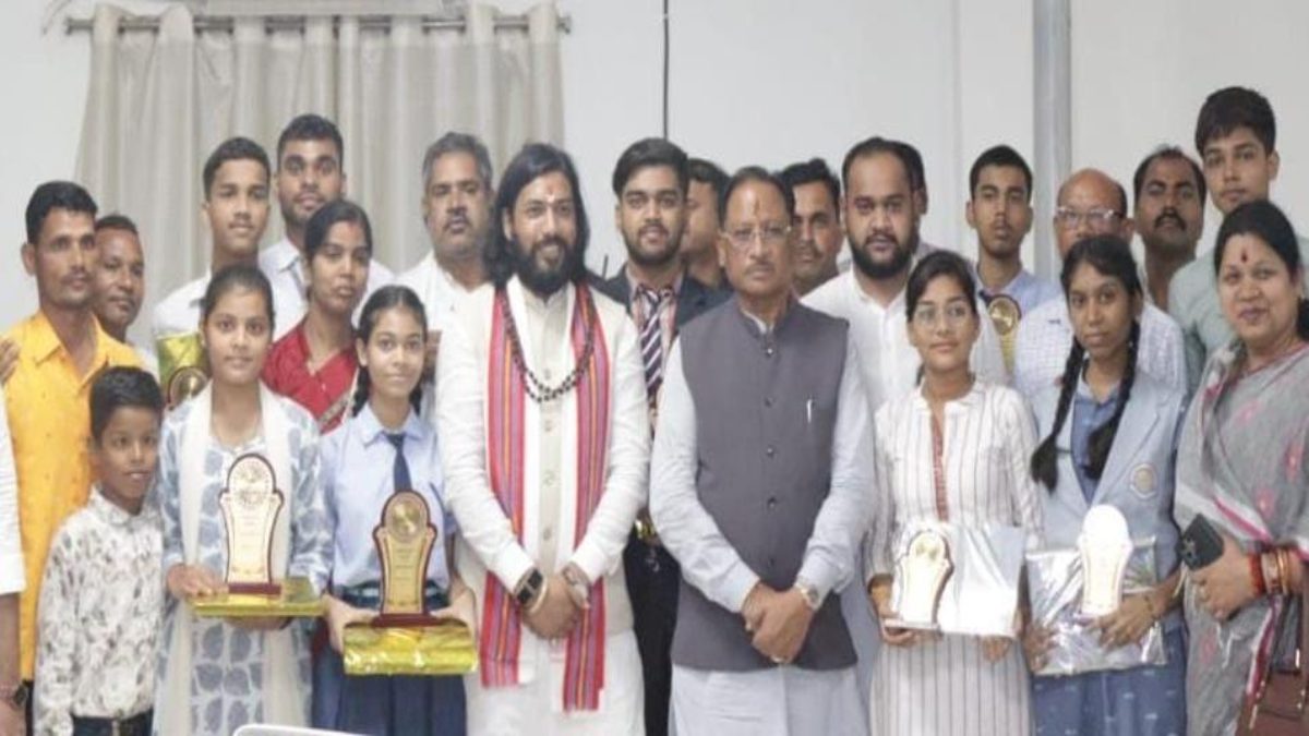 CG News: मुख्यमंत्री साय ने मेधावी छात्रों का किया सम्मान, बोले- समर्पण और परिश्रम से हर लक्ष्य संभव