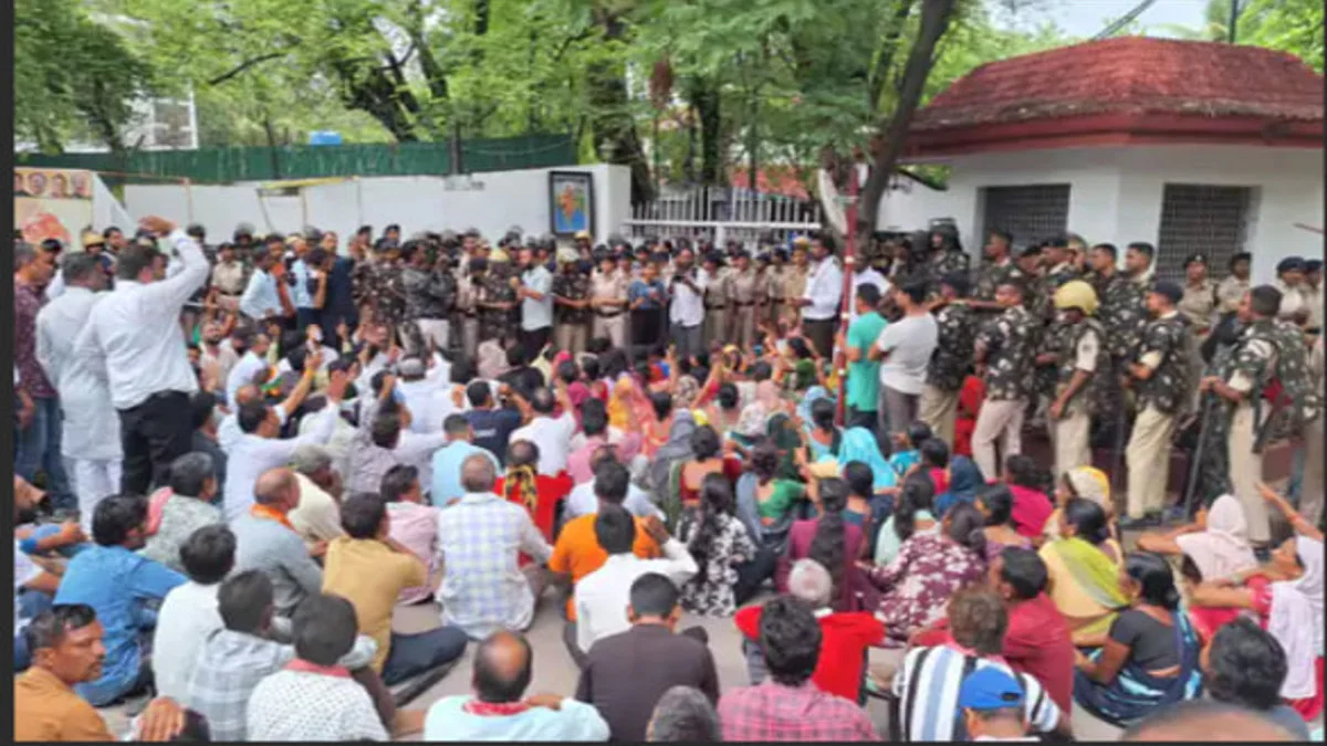 CG News: नकटी के विस्थापितों ने घेरा मंत्री ओपी चौधरी का बंगला, पुलिस से झड़प, बैनर-पोस्टर फाड़े