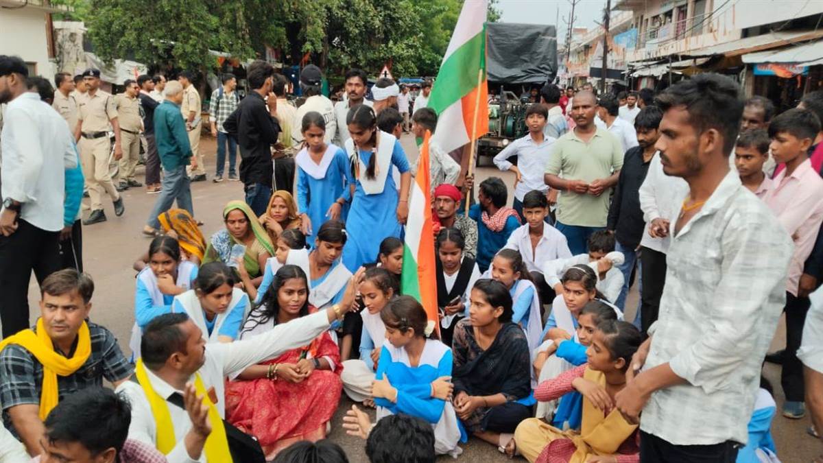 CG News: बारिश में भी नहीं रुके कदम, 40 किमी पैदल चले स्कूली बच्चे; रात तक जारी रहा प्रदर्शन