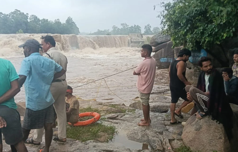 CG News: देवपहरी जलप्रपात में अचानक बढ़ा जलस्तर, टापू पर फंसे 3 युवक; वीडियो कॉल से मांगी मदद
