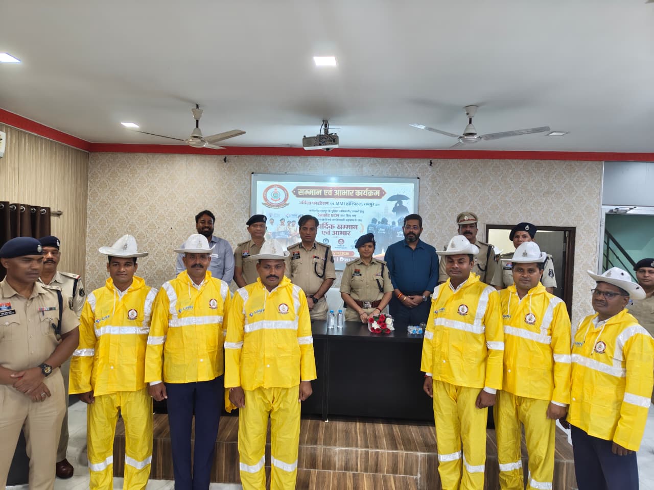 रायपुर: यातायात पुलिस जवानों को मिले 400 रेनकोट, अस्पतालों के सहयोग पर सम्मान समारोह