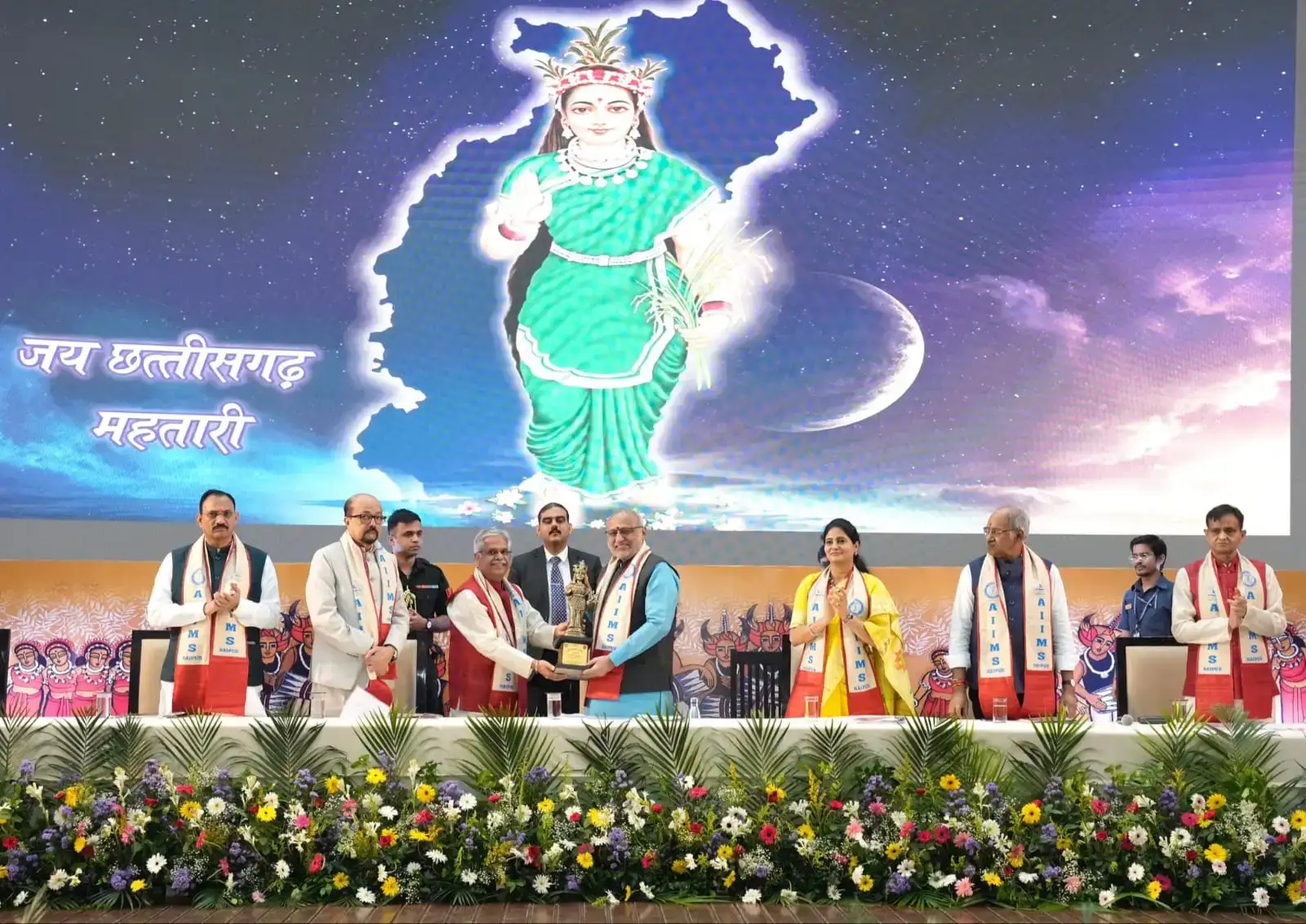 AIIMS Raipur Convocation: उपराष्ट्रपति राधाकृष्णन ने मेधावी छात्रों को दिए गोल्ड मेडल, बोले- नई संभावनाओं की राह पर बढ़ रहा छत्तीसगढ़