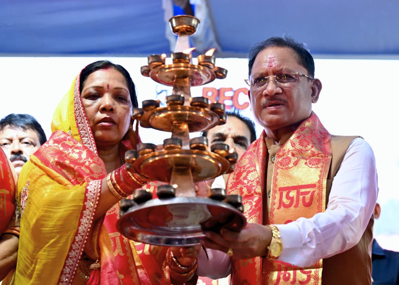 Raipur News: सवा लाख दीपों से जगमगाया खारुन तट, PM मोदी के जन्मदिन पर महादेव घाट में हुई महाआरती