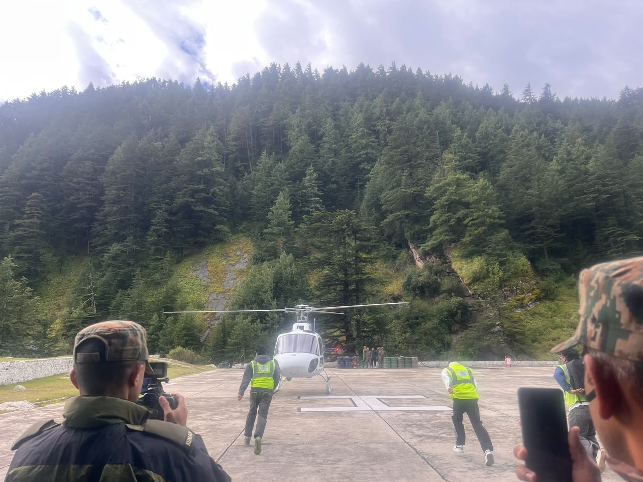 Uttarakhand News: उत्तरकाशी में मौसम ने रोका रेस्क्यू ऑपरेशन, 40 ट्रेकर सुरक्षित निकाले गए; 96 की मंगलवार को होगी तलाश