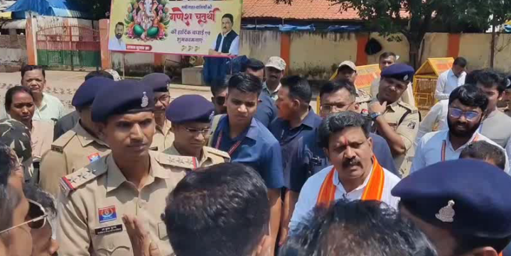 Jagdalpur News: ‘आशीर्वाद का दीया’ कार्यक्रम को लेकर कांग्रेस-BJP आमने-सामने, झड़प के बाद पुलिस ने संभाला मोर्चा