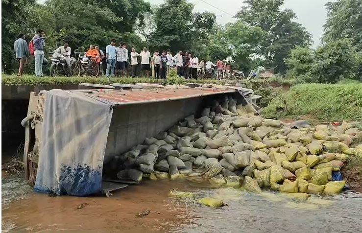 Chhattisgarh Road Accident: देर रात दो सड़क हादसों से मचा हड़कंप, कार की टक्कर से साइकिल सवार की मौत; पुलिया से पलटा सीमेंट लदा ट्रक