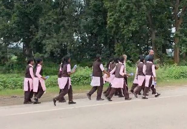Chhattisgarh News: बदहाल व्यवस्था से नाराज 45 छात्राओं का पैदल मार्च, 30 किमी दूर कलेक्ट्रेट पहुंचने निकलीं; एक छात्रा बेहोश