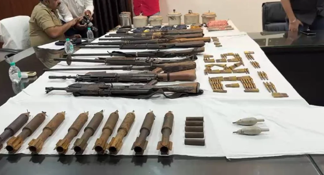 CG News: दंतेवाड़ा में नक्सली डंप का भंडाफोड़, AK-47 और INSAS समेत हथियारों का जखीरा बरामद