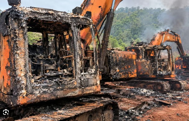 Chhattisgarh News: कांकेर में फिर आगजनी से हड़कंप, माइंस की 3 माउंटेन मशीनें फूंकीं; लाल स्याही में मिले धमकी भरे पर्चे
