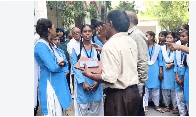Bilaspur News: छात्राओं ने संस्कृत व्याख्याता के खिलाफ खोला मोर्चा, कलेक्टर कार्यालय का किया घेराव