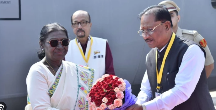 राष्ट्रपति द्रौपदी मुर्मू पहुंचीं जगदलपुर, मां दंतेश्वरी के दर्शन के बाद ऐतिहासिक मुरिया दरबार में होंगी शामिल