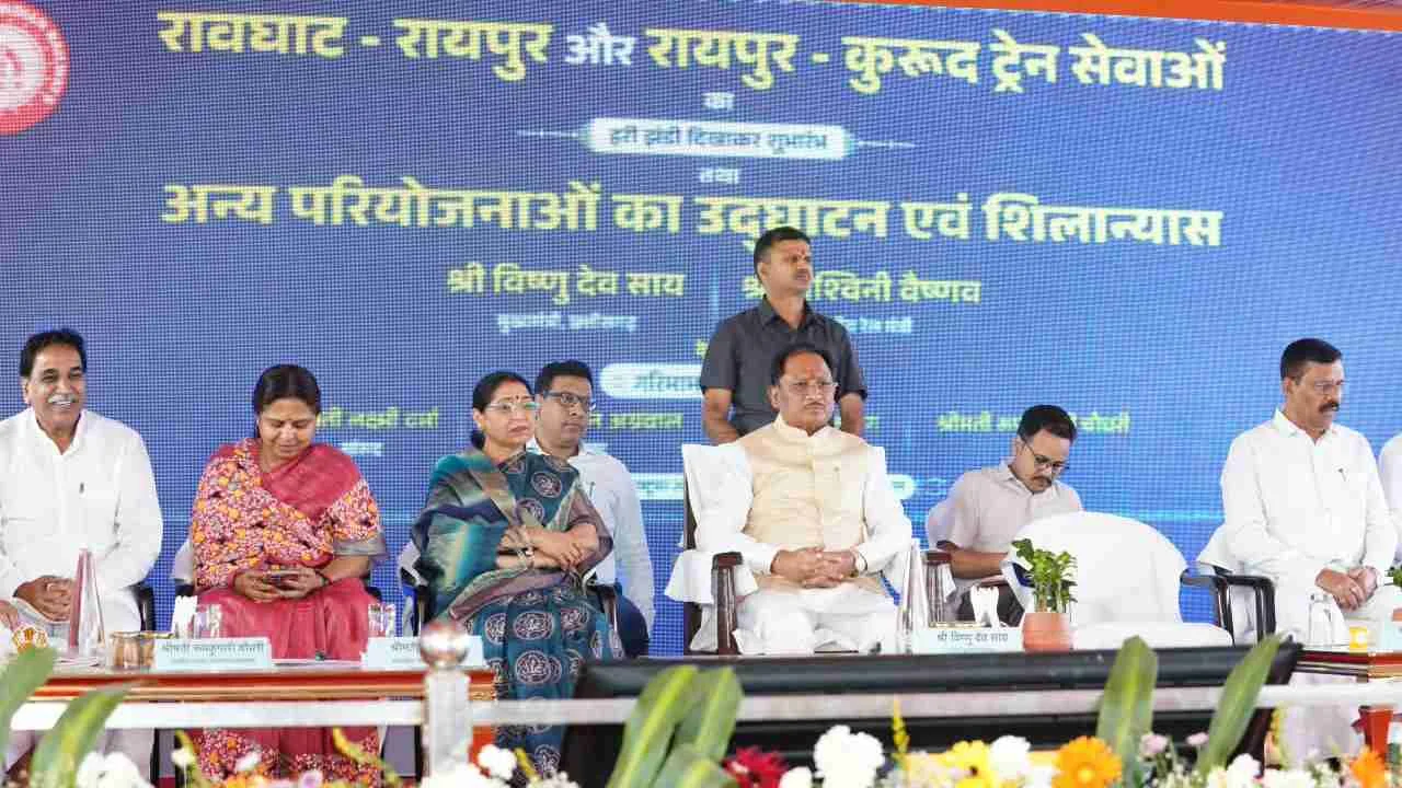 छत्तीसगढ़ में रेल कनेक्टिविटी को नई रफ्तार: पहली बार रावघाट पहुंची ट्रेन, रायपुर-कुरूद यात्री सेवा शुरू
