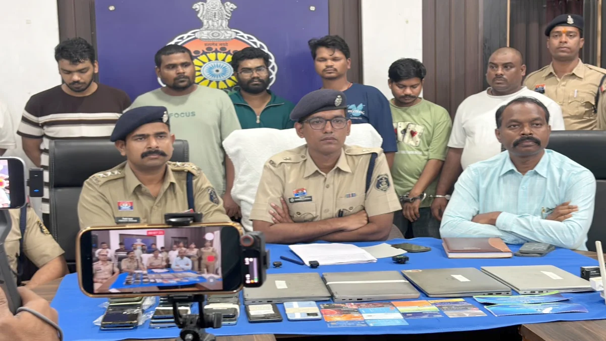 दुर्ग पुलिस की बड़ी कार्रवाई: ठाणे के किराए के फ्लैट से चल रहा था ऑनलाइन सट्टा नेटवर्क, 10 आरोपी गिरफ्तार